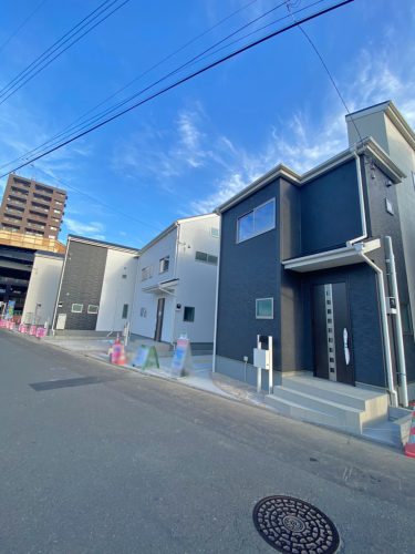 画像：前面道路は広々。交通量も少なく、小さなお子様がいても安心です♪全棟カースペース付き！