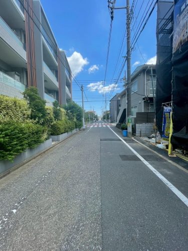 画像：落ち着いた住宅街の前面道路。