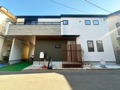 画像：白を基調にした洗練された外観デザイン。上質な邸宅感が際立ちます。