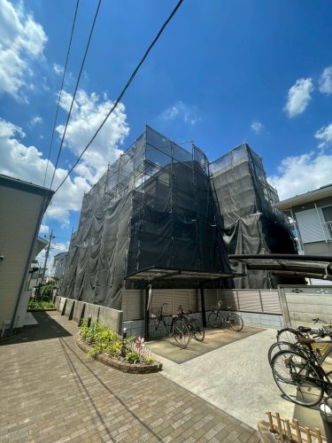 画像：スタイリッシュな3邸並びの外観。街並みに映えるデザインです