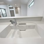 1坪タイプの心地のいい浴室は、足を伸ばしてくつろげるゆとりある広さ。1日の疲れを癒し、単なる習慣から特別な憩い時間へと変えてくれます。 雨の日に活躍する浴室乾燥機付き。