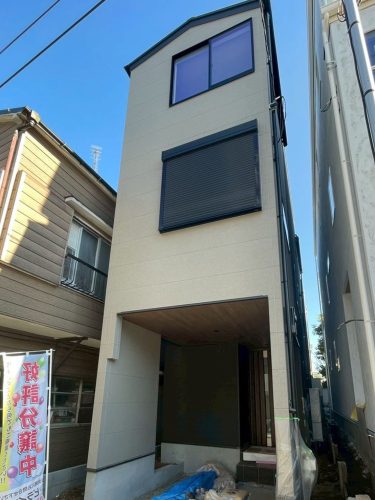 画像：◆建物完成◆本日のご案内も可能です！モノトーンのモダンで落ち着いた雰囲気の外観デザイン！