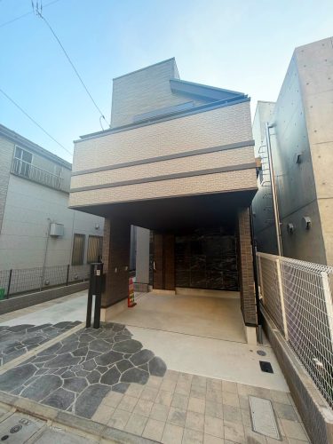 画像：割石が特徴的な堂々とした外観。東面道路に面し、日当たりも良好です！